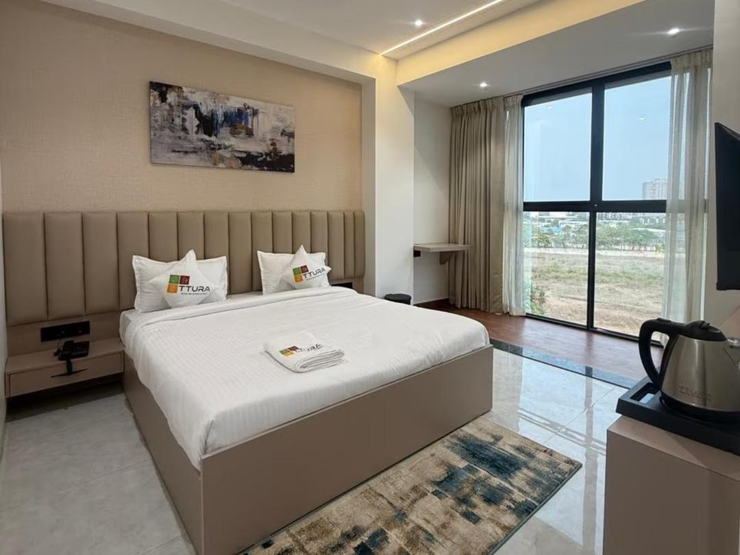 Hotel TTURA Rooftop Bar & Rooms in Pune